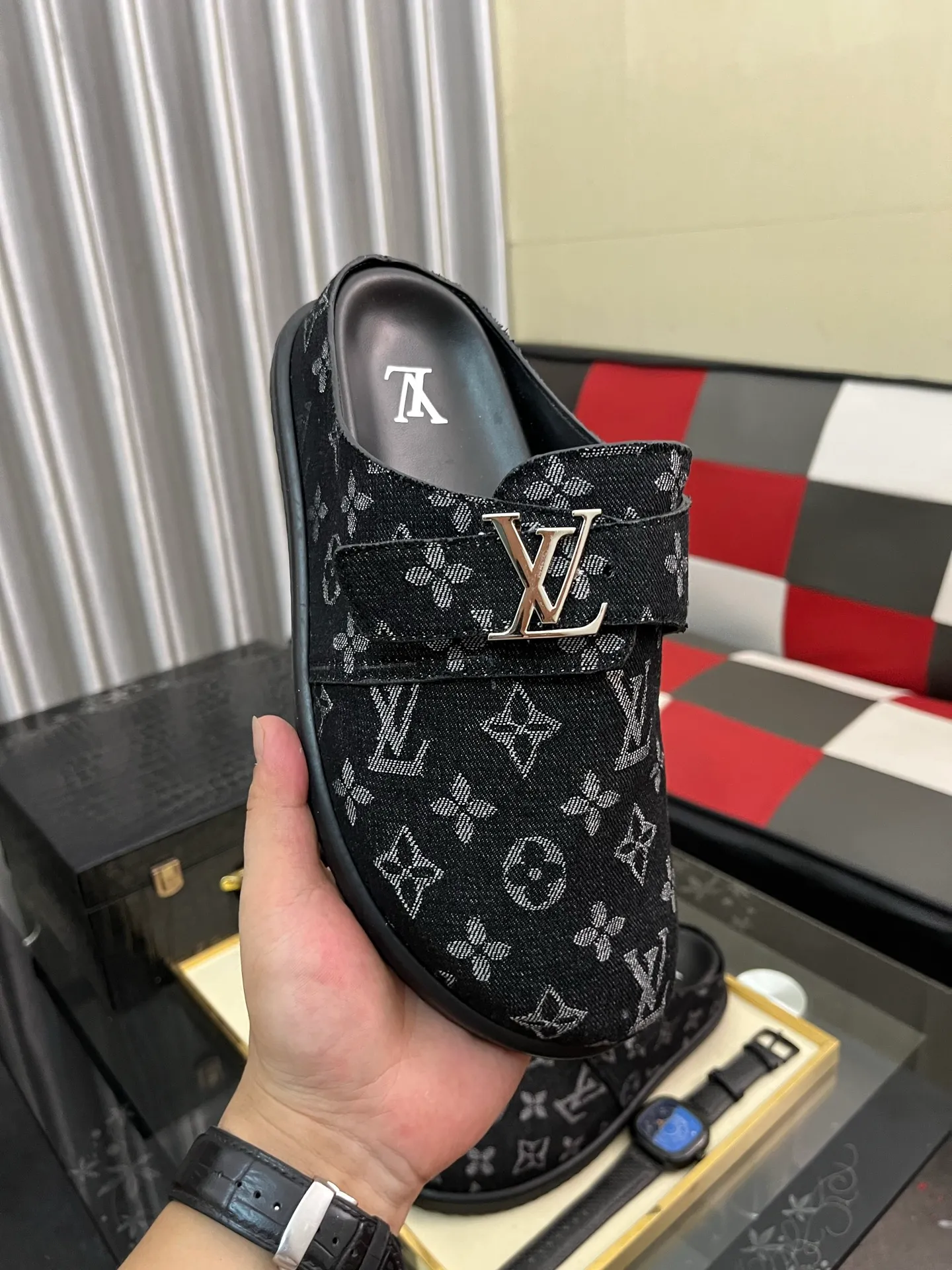 Men's shoes 💰380⌚️⌚️2025 new men's casual sandals and slippers, made of suede cow leather, with Monogram pattern to highlight the trendy style. Adjustable straps illuminated with LV letters, while a resilient insole and micro outsole provide lightweight comfort. Made of suede cow leather with embossed Monogram pattern and brand element metal hardware✅Adjustable straps➕Tough insole‼ ️Micro outsole. Comfortable and easy to wear‼ ️size: 38-443️⃣Colors available
